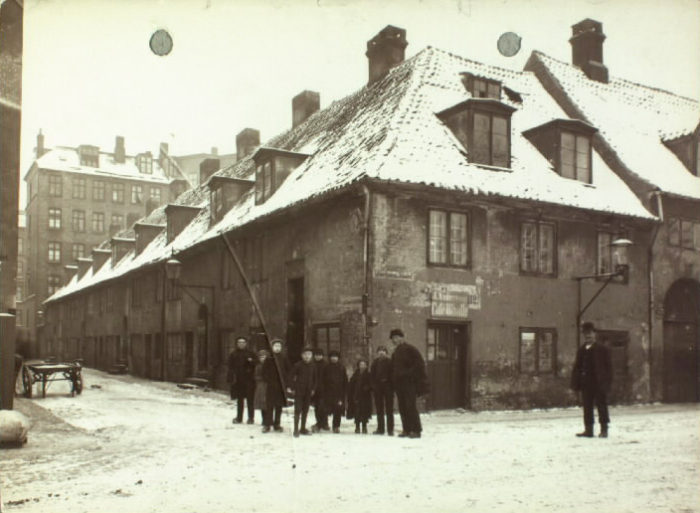 Jødens bule 1890'erne i Lille Søndervoldstræde kort før nedrivningen. Det Kongelige Bibliotek, Billedsamlingen.