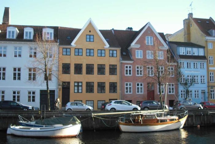 Jernstøber Thomas Potters første hus i Overgaden oven Vandet nr. 26 det gule hus i midten, som han ejede 1775-92. Foto Ida Haugsted 2015.