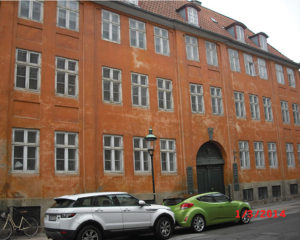 Forhuset Ny Vestergade 9  grundmuret og forhøjet en etage 1770'erne af ejeren kobberstikker Hans Qvist. Foto Ida Haugsted 2017.